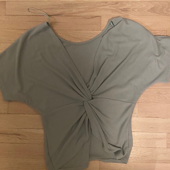 Altar’d State shirt with open back - Picture 2 of 2